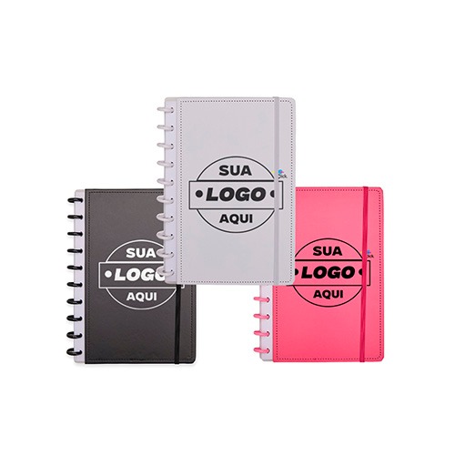 Caderno capa dura em papelão, com elástico para fechamento e encadernação em disco plásticos reposicionáveis, que permitem acrescentar ou remover folhas compatíveis com facilidade. Conta com aproximadamente 80 folhas brancas pautadas.

Largura: 19cm

Comprimento: 26cm

